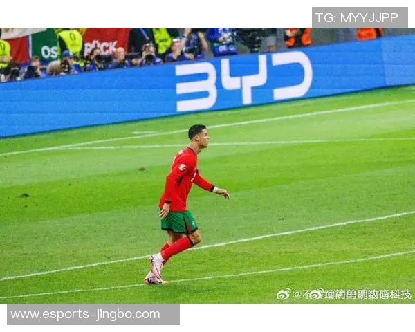 足坛前锋巨星成长之路与绿茵赛场辉煌瞬间全景解读 足坛前锋巨星成长之路与绿茵赛场辉煌瞬间全景解读